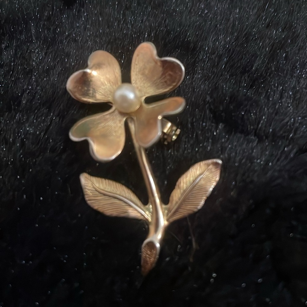 Vintage 4clover gold brooch with a faux pearl in the center - EUC
